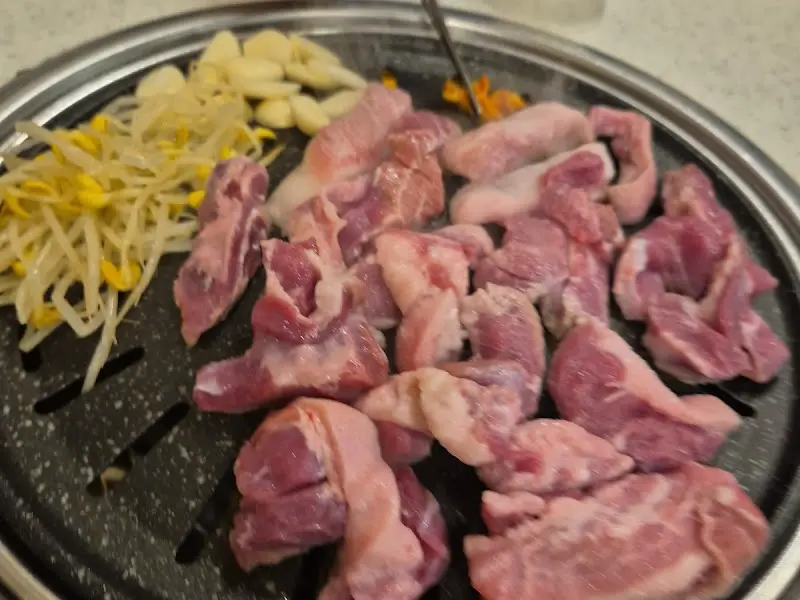 불판 가득 채운 뒷고기