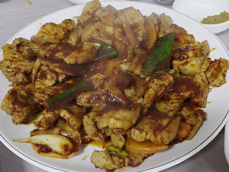 윤기가 자르르 흐르는 삼겹살 볶음