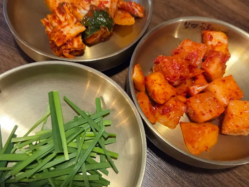 김치와 깍두기가 담긴 접시