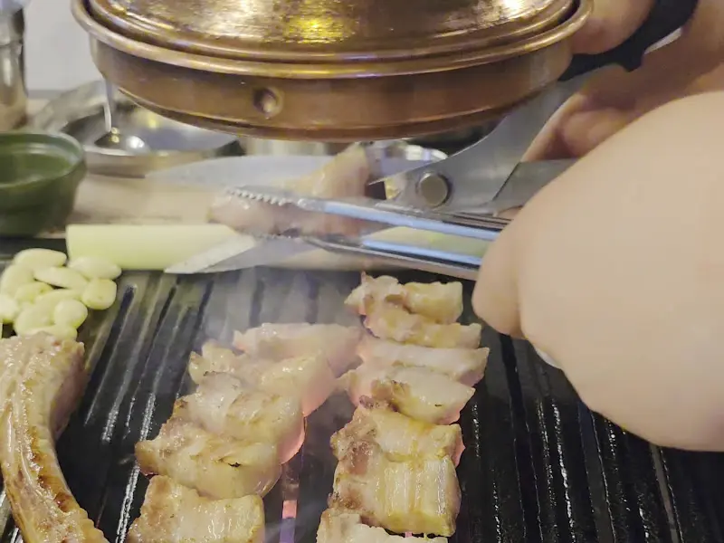 전문가의 손길로 구워지는 삼겹살