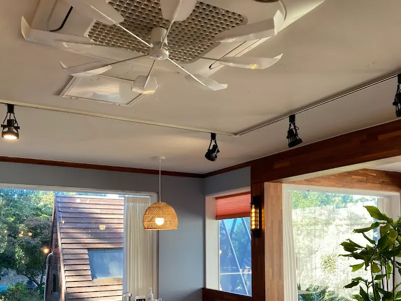 애월연어 식당 천장