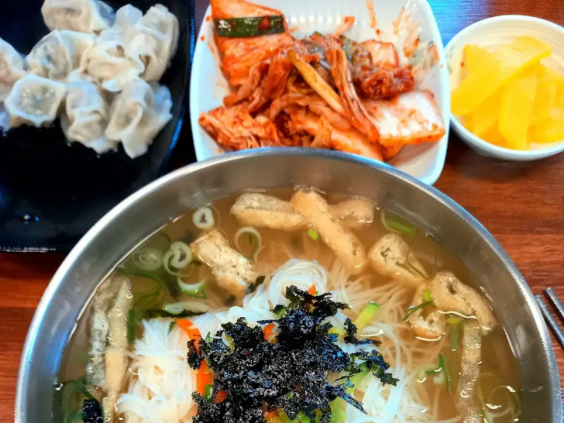 잔치국수와 김치의 모습