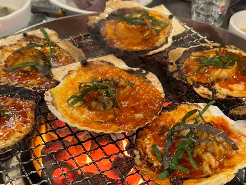 불판 위에서 익어가는 조개들