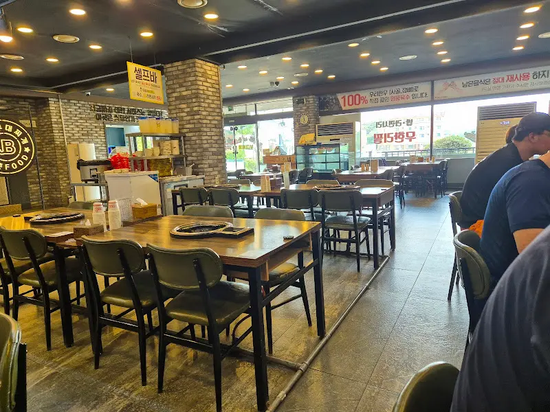 넓고 쾌적한 식당 내부