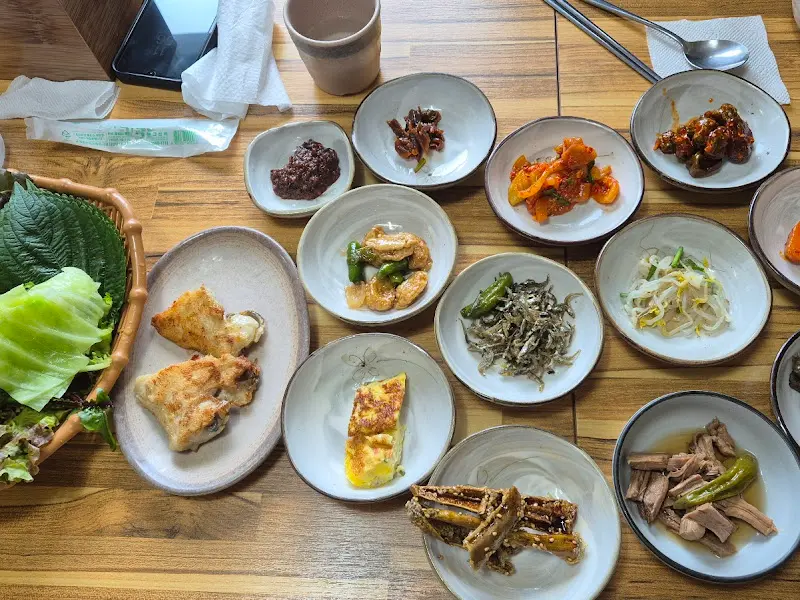 한상 가득 차려진 쌈밥 정식