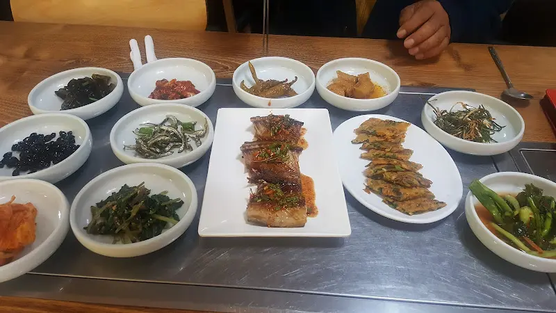 다채로운 반찬 구성