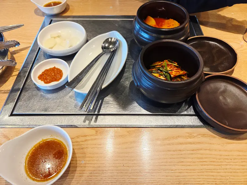 깔끔하게 차려진 밑반찬