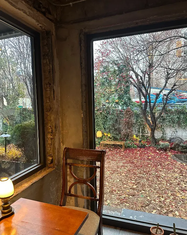 창밖으로 보이는 정원 풍경