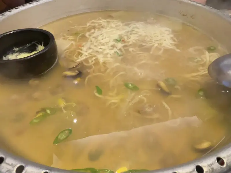 칼국수와 조개가 어우러진 모습