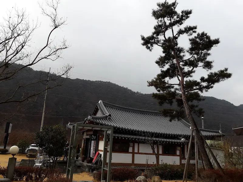 카페 설화의 고즈넉한 한옥 건물