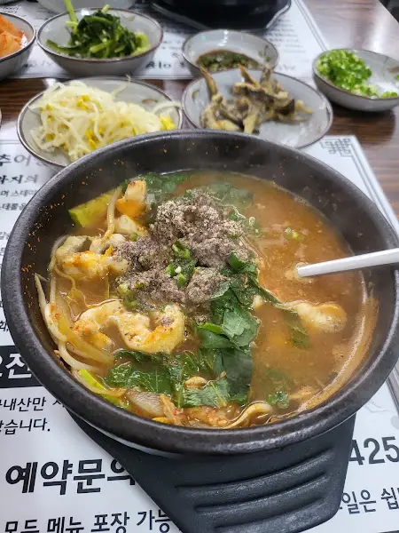 다진 마늘과 들깨가루 듬뿍 들어간 추어탕