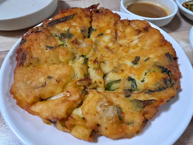 노릇하게 구워진 빈대떡