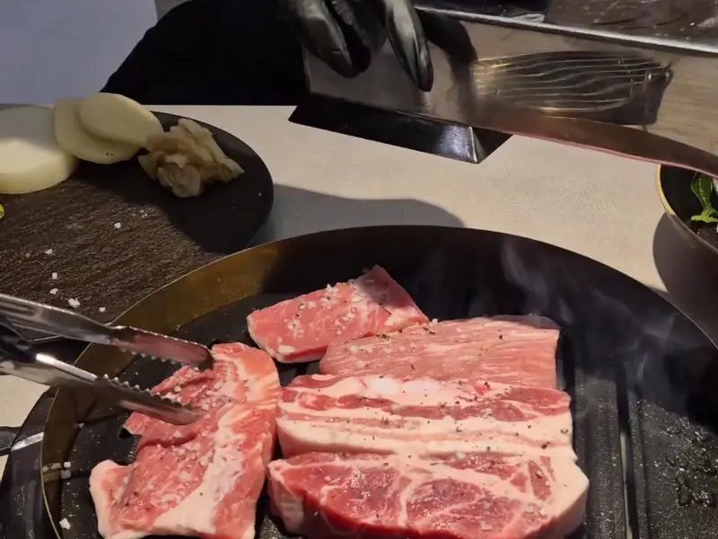 삼겹살 굽는 모습