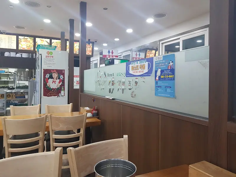 넓고 깔끔한 실내