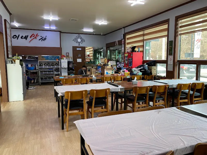 넓고 쾌적한 식당 내부