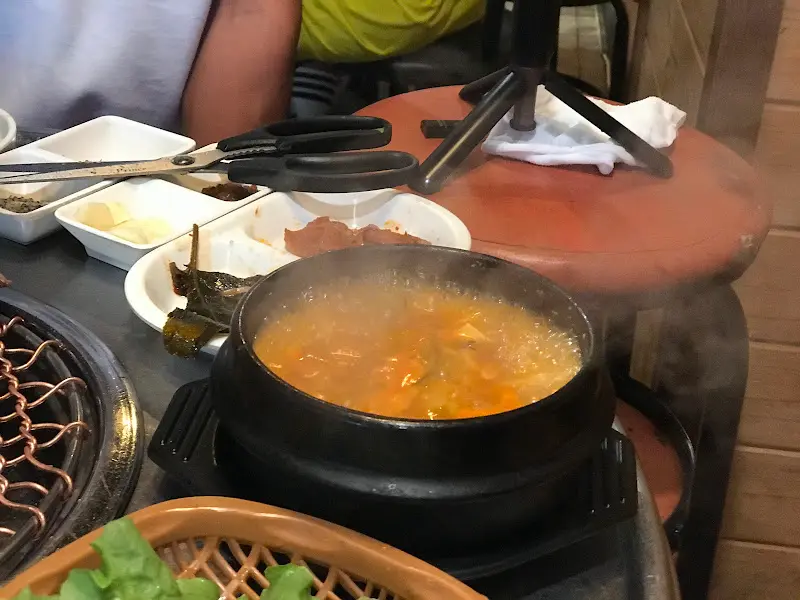 테이블 위에 놓여진 음식