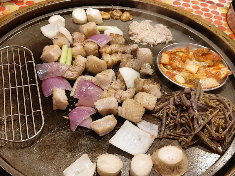 불판 위의 삼겹살, 버섯, 양파