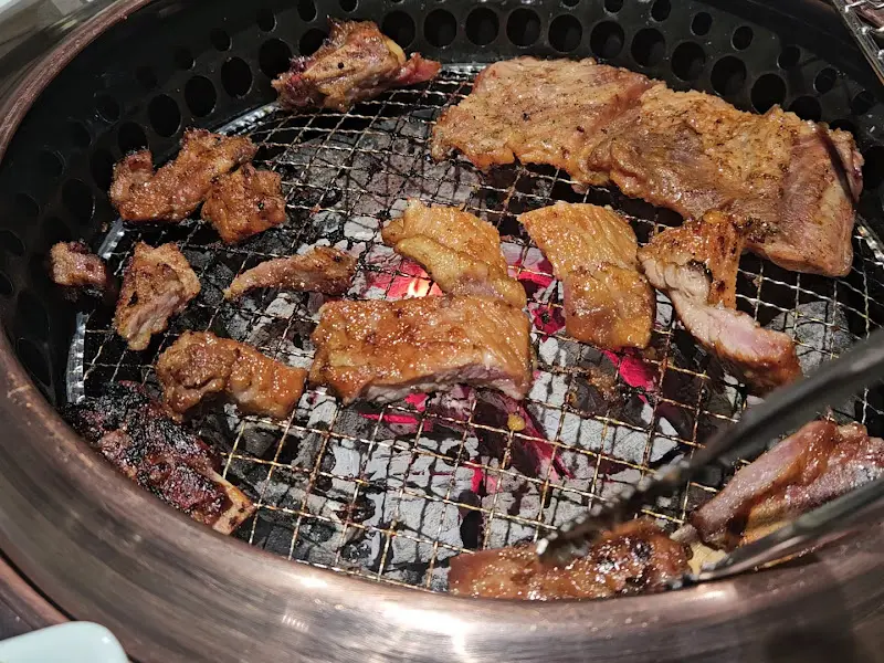 숯불에 구워지는 양념갈비