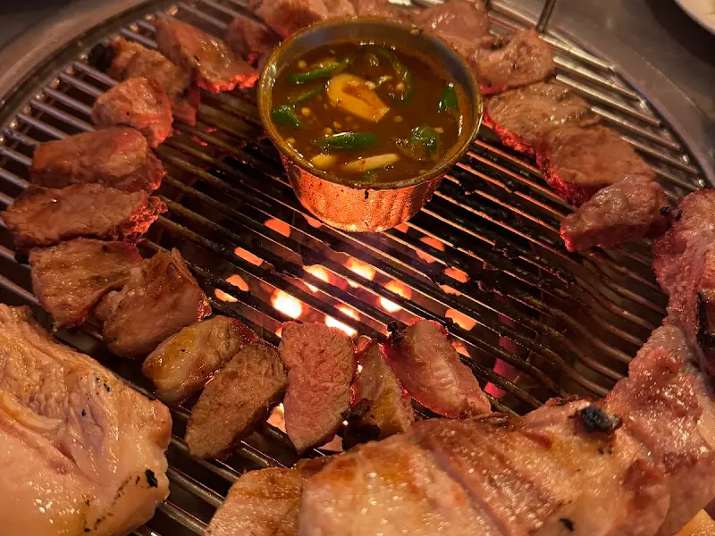 불판 가득 올려진 흑돼지