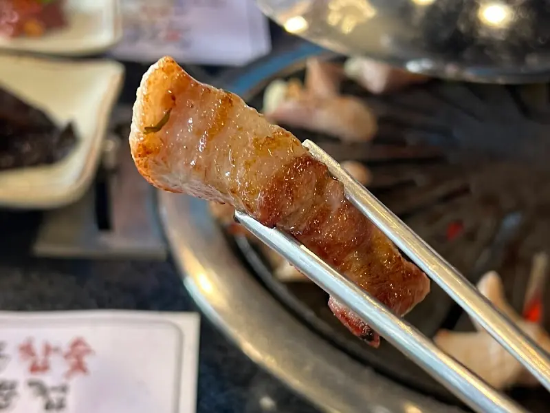 잘 익은 삼겹살 한 점