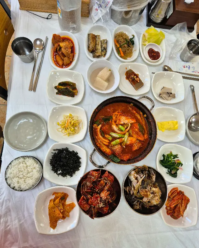 상다리 부러지게 차려진 반찬들