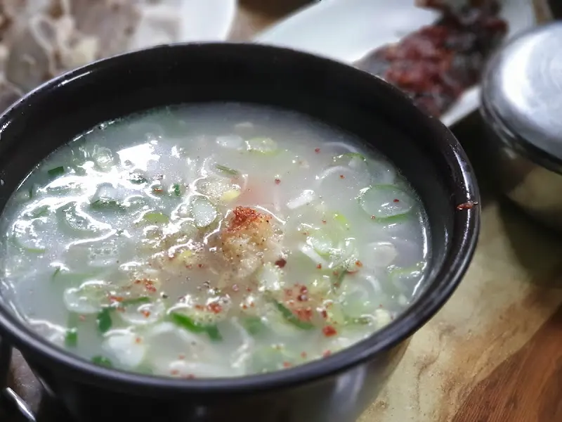 다진 양념과 파가 올려진 국밥