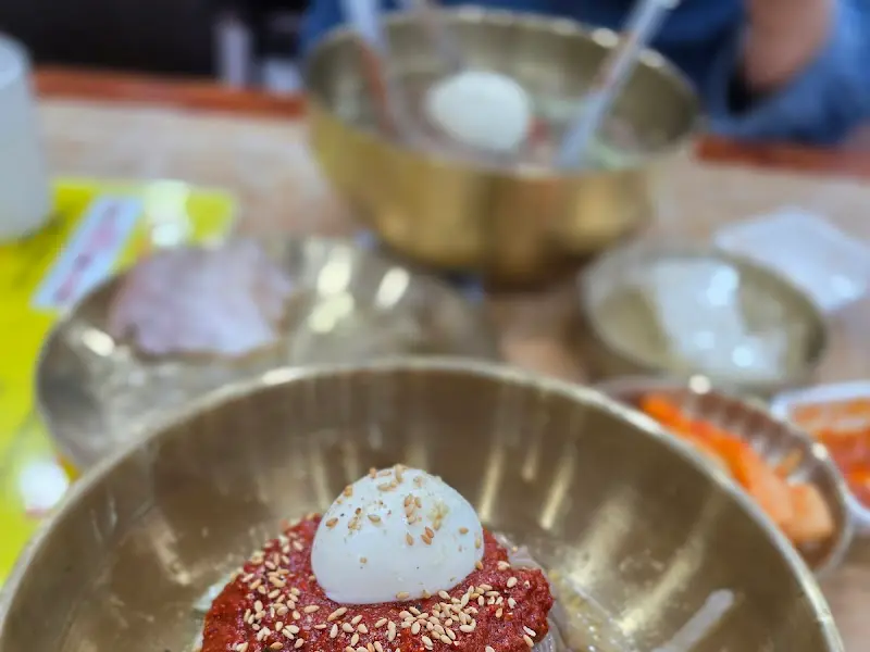 보기만 해도 침샘 자극하는 비빔 막국수