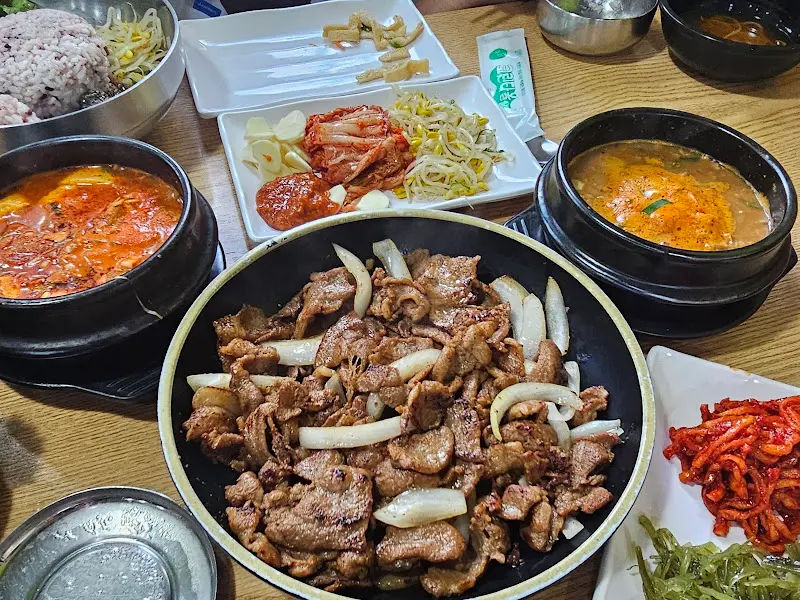 푸짐한 돼지불백 한 상 차림