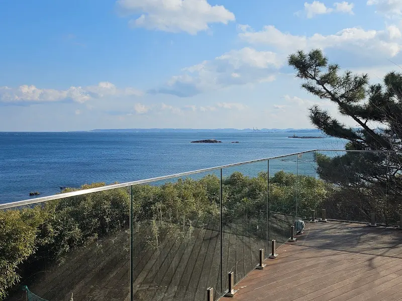 옥상에서 바라본 탁 트인 바다