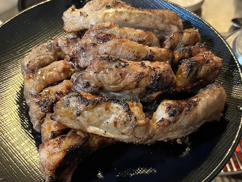 접시에 담긴 매운 등갈비