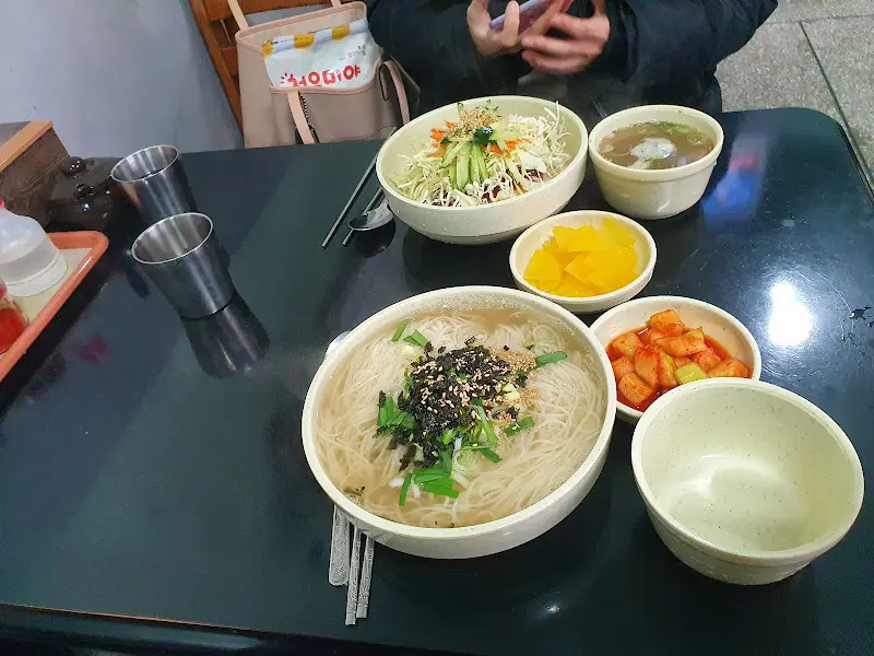 김해손칼국수 전체 상차림