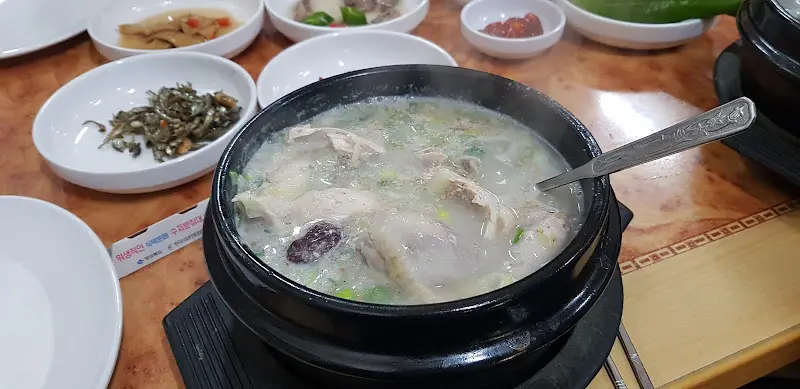 다래식당 삼계탕 근접샷