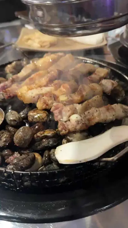 노릇노릇 익어가는 돼지고기