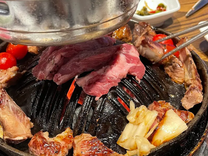 숯불 위에서 구워지는 양갈비