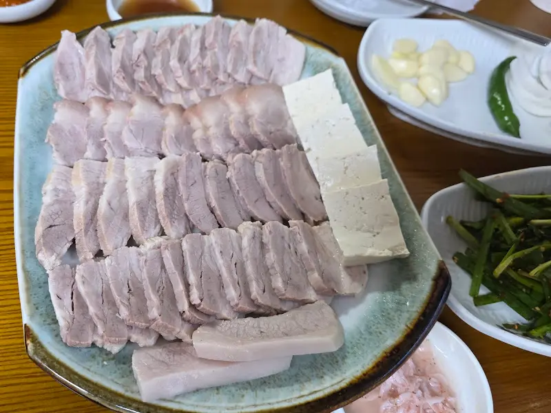 윤기가 흐르는 보쌈과 롤 김치의 조화