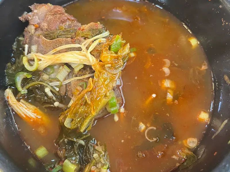 살코기가 가득 붙은 돼지 등뼈