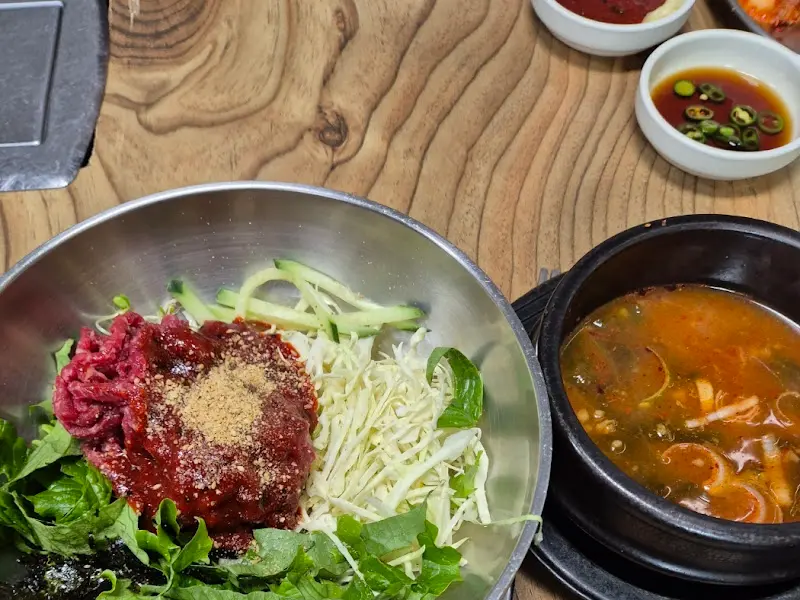육회비빔밥과 우거지탕
