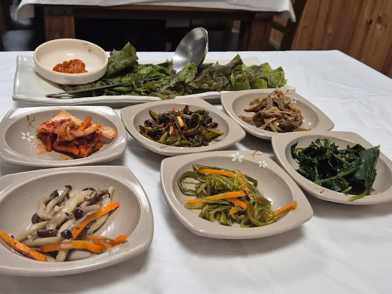 다채로운 밑반찬 구성