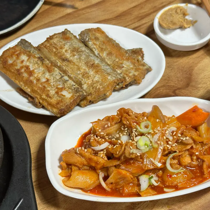 윤기가 흐르는 갈치구이와 제육볶음