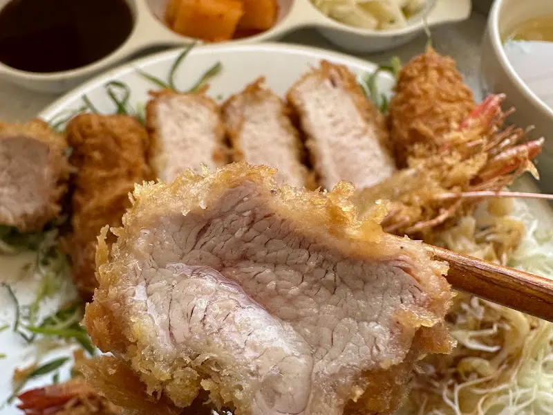 젓가락으로 집어 올린 돈카츠