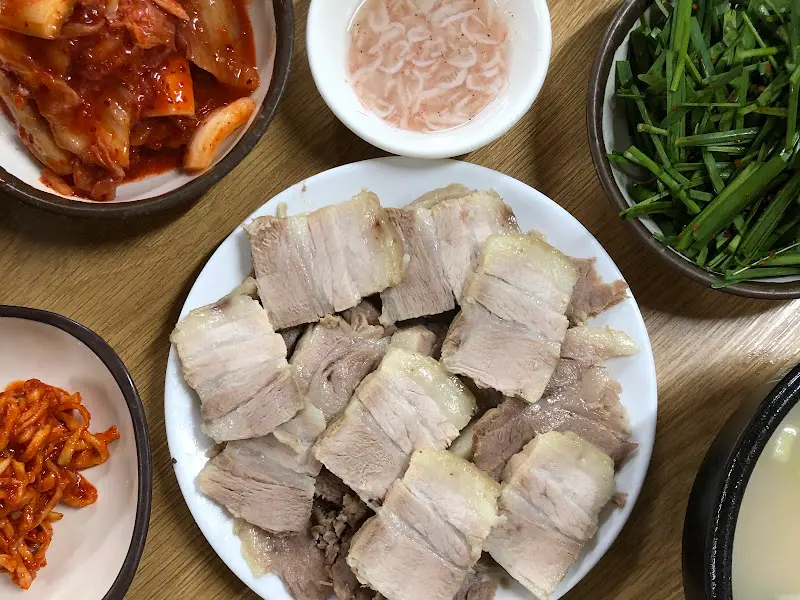 수육과 기본 반찬