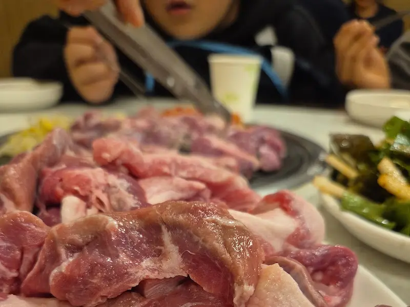 고기를 굽는 아이