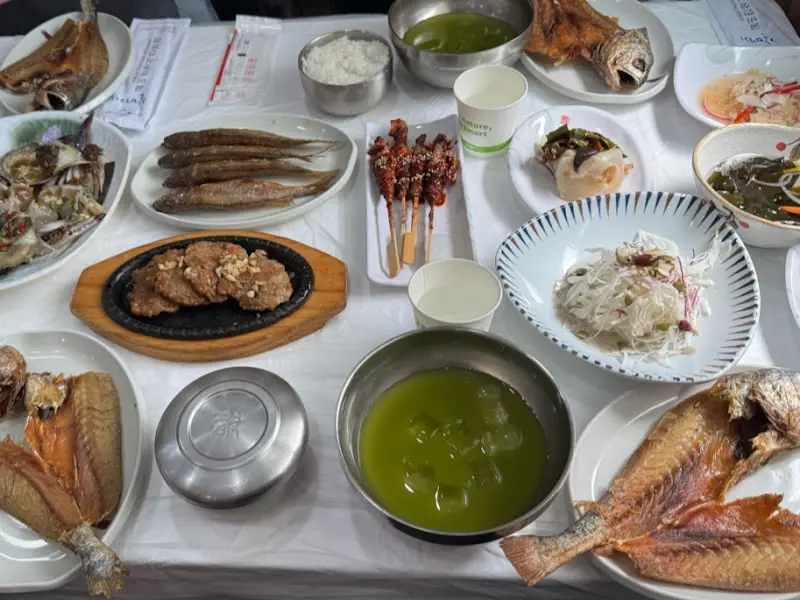 한상 가득 차려진 보리굴비 정식