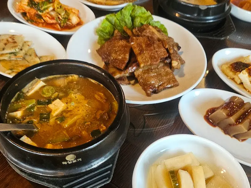 다양한 반찬들이 담긴 모습: 김치, 나물, 샐러드 등 정갈하게 담겨 있다.