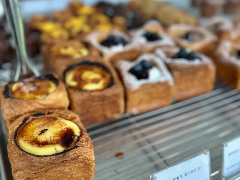 다양한 종류의 데니쉬와 페스츄리