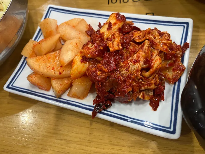 매운 김치와 깍두기