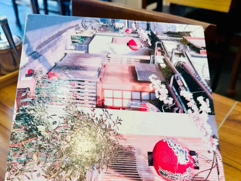 테이블 위에 놓인 장식