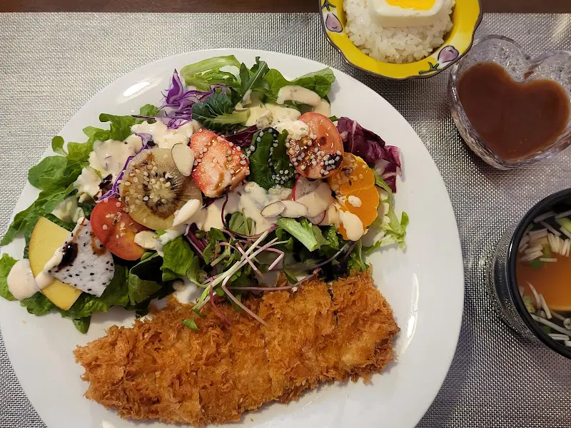 푸짐한 치즈 돈까스 한 상 차림