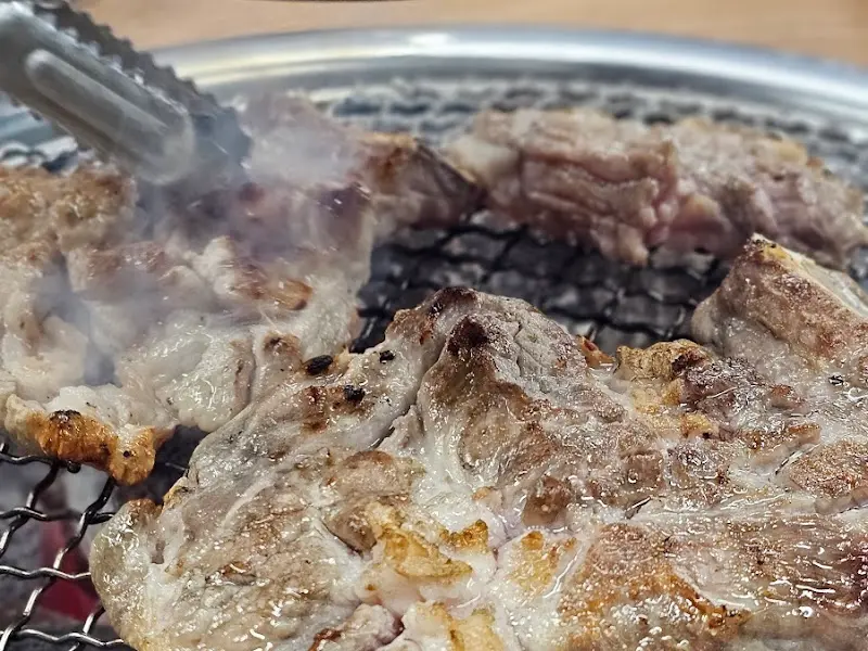 전문가의 손길로 구워지는 생갈비