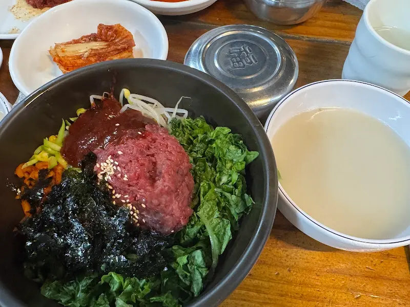 육회비빔밥과 숭늉